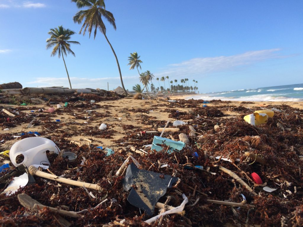 rifiuti plastica sulla spiaggia